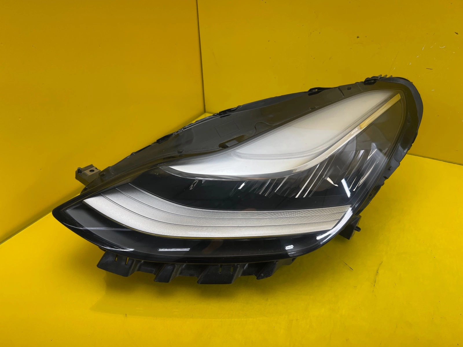 Phare gauche Tesla 3 Y Lift FL 17-20 Full Led 1077375-00-C Autolamps Phare gauche Tesla 3 Y Lift FL 17-20 Full Led 1077375-00-C