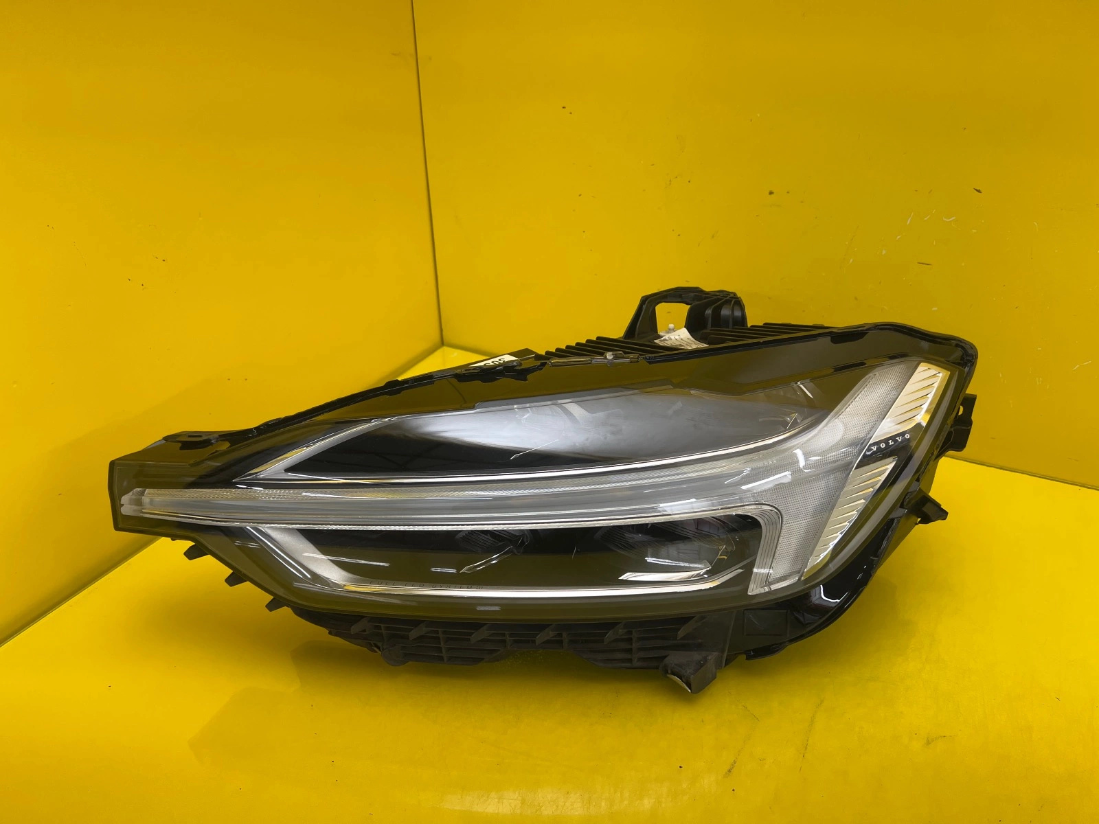 Phare gauche Volvo XC60 II 2017- Mid Led 32133544 Autolamps Phare gauche Volvo XC60 II 2017- Mid Led 32133544