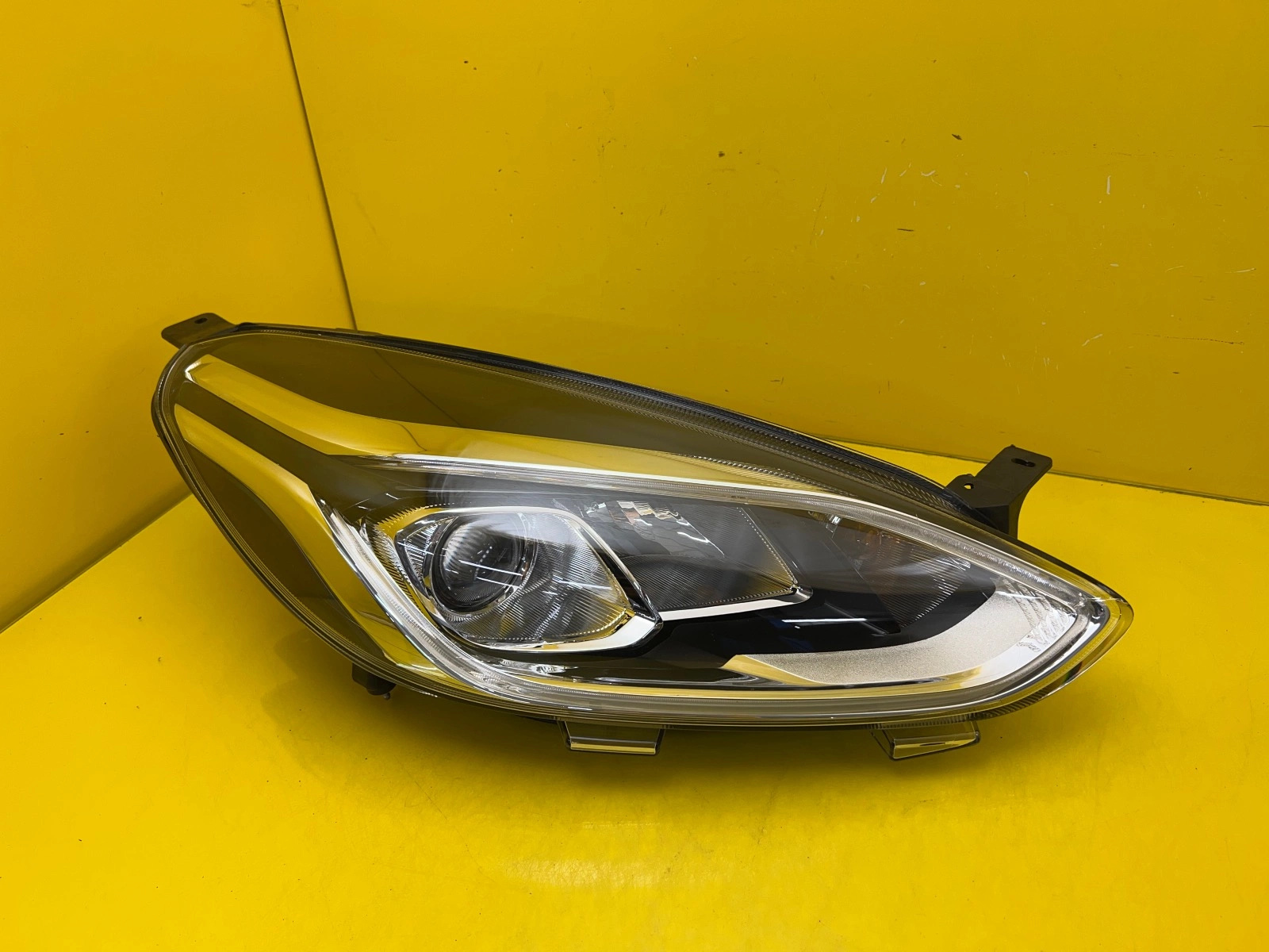 Phare Droit Ford Fiesta MK8 H1BB-13100-CJ Lentille avec Led Autolamps Phare Droit Ford Fiesta MK8 H1BB-13100-CJ Lentille avec Led