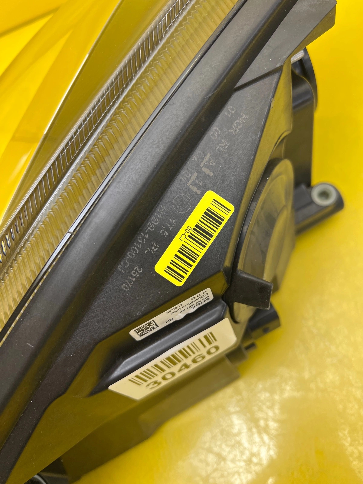 Phare Droit Ford Fiesta MK8 H1BB-13100-CJ Lentille avec Led Autolamps 2 Phare Droit Ford Fiesta MK8 H1BB-13100-CJ Lentille avec Led