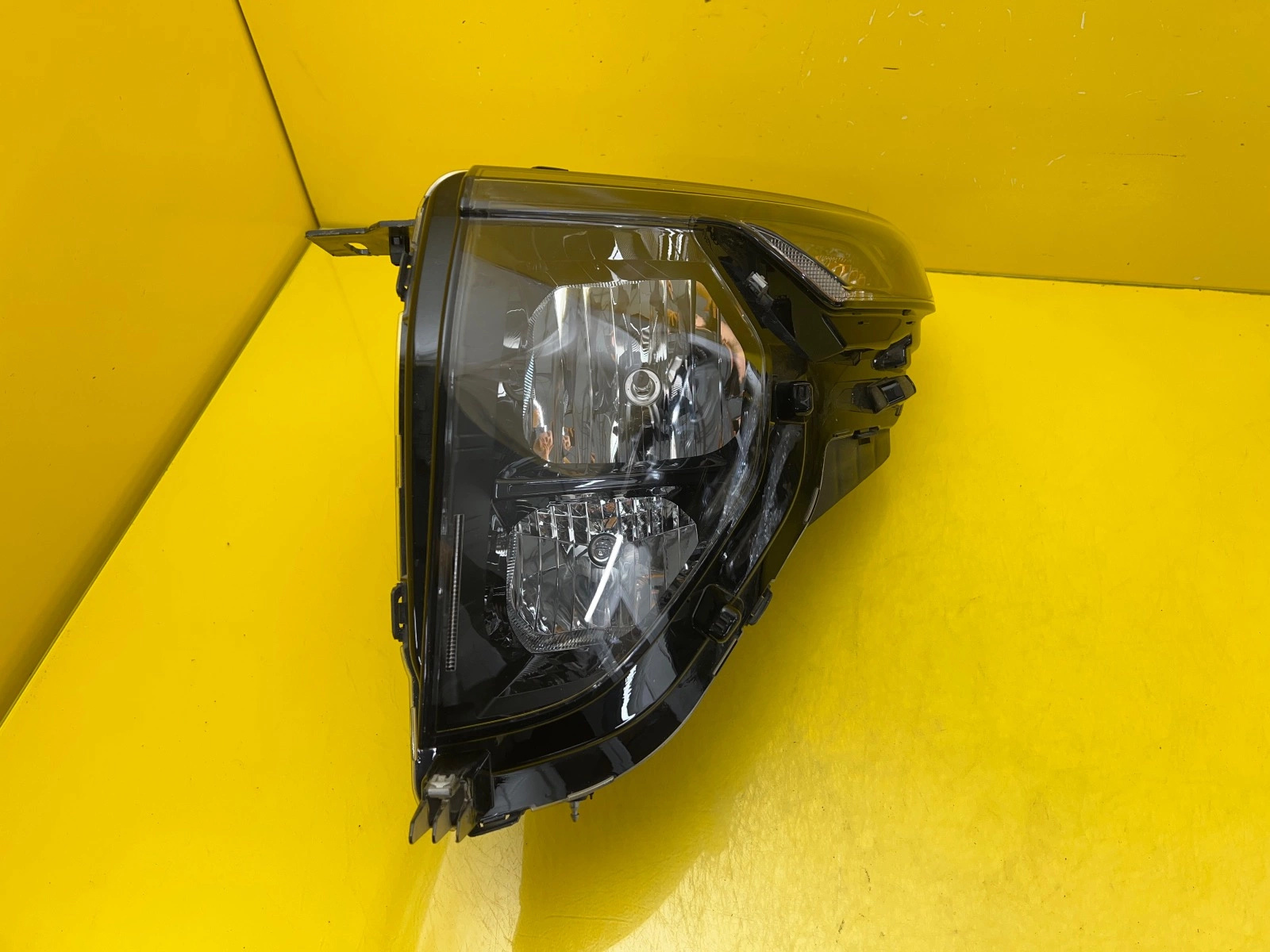 Phare Ford Courier 2023- Feu avant gauche Normal R2X613W030CF Autolamps 2 Phare Ford Courier 2023- Feu avant gauche Normal R2X613W030CF