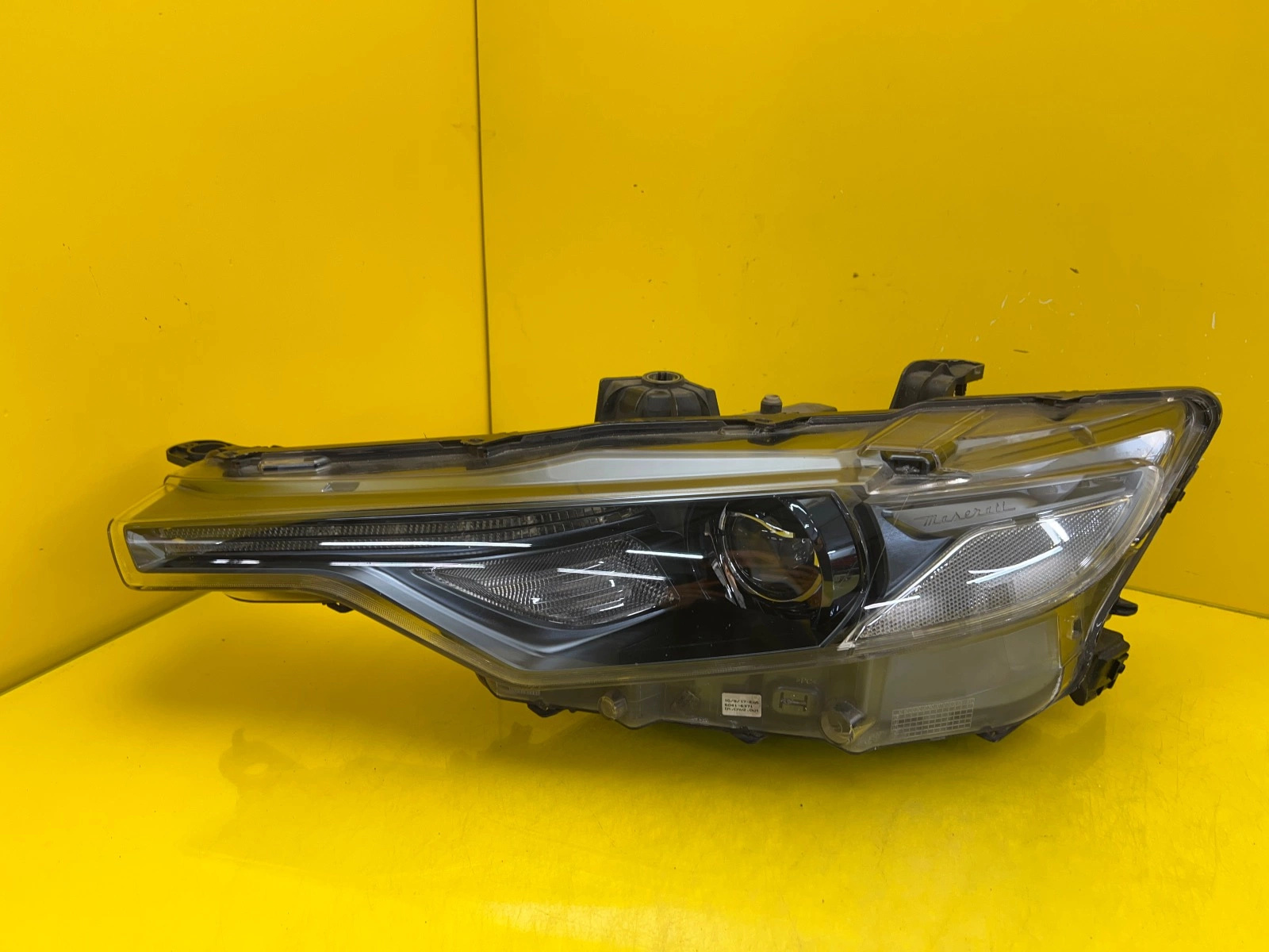 Phare gauche Maserati Levante Xenon Non-tournable 670032328 Autolamps Phare gauche Maserati Levante Xenon Non-tournable 670032328