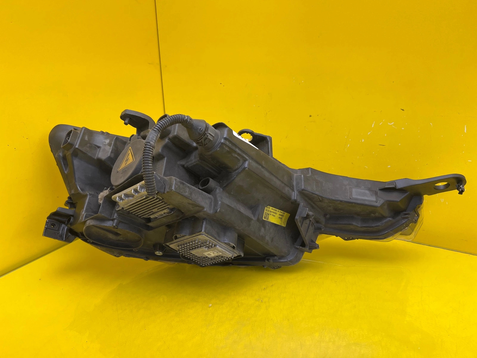 Phare gauche Maserati Levante Xenon Non-tournable 670032328 Autolamps 4 Phare gauche Maserati Levante Xenon Non-tournable 670032328