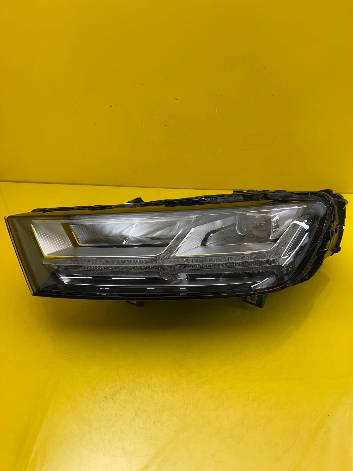 Phare gauche Audi Q7 4M Full Led 4M0941033 Autolamps Phare gauche Audi Q7 4M Full Led 4M0941033