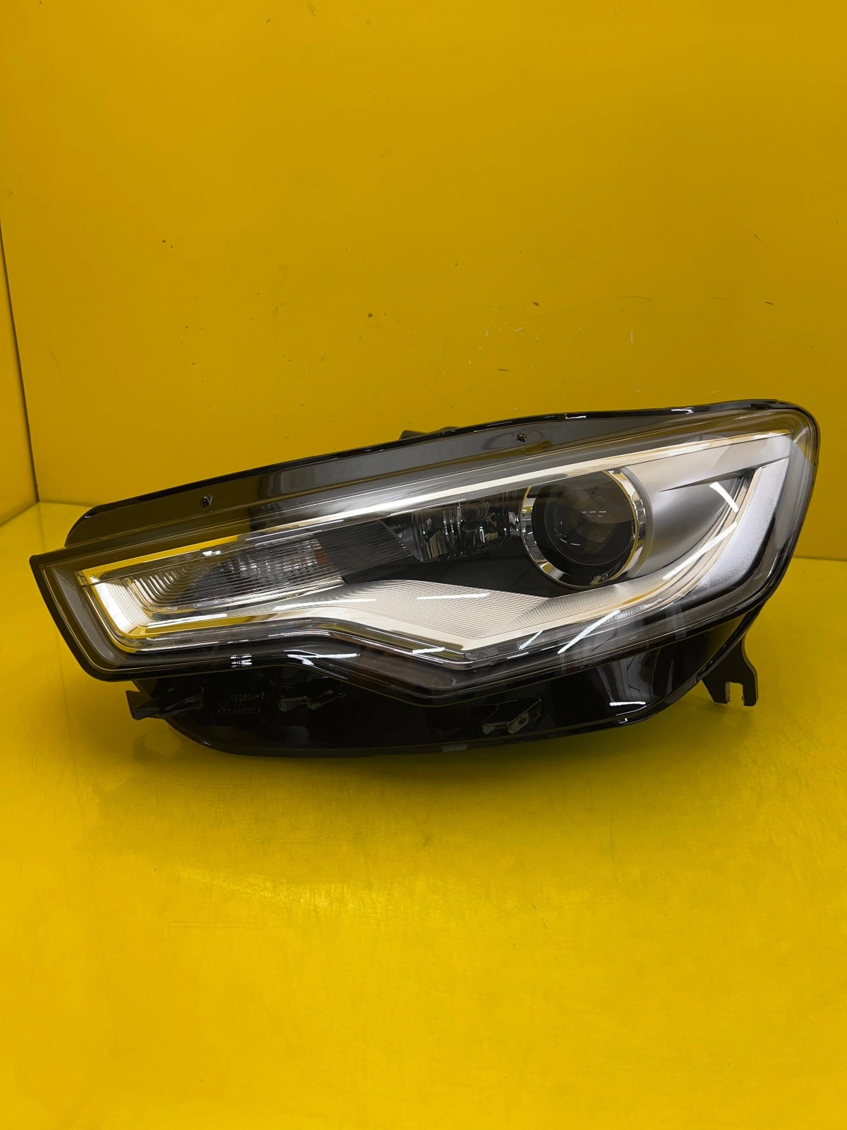 Phare gauche Audi A6 C7 Bi-Xenon Non-twist 11-15 4G0941005C Autolamps Phare gauche Audi A6 C7 Bi-Xenon Non-twist 11-15 4G0941005C