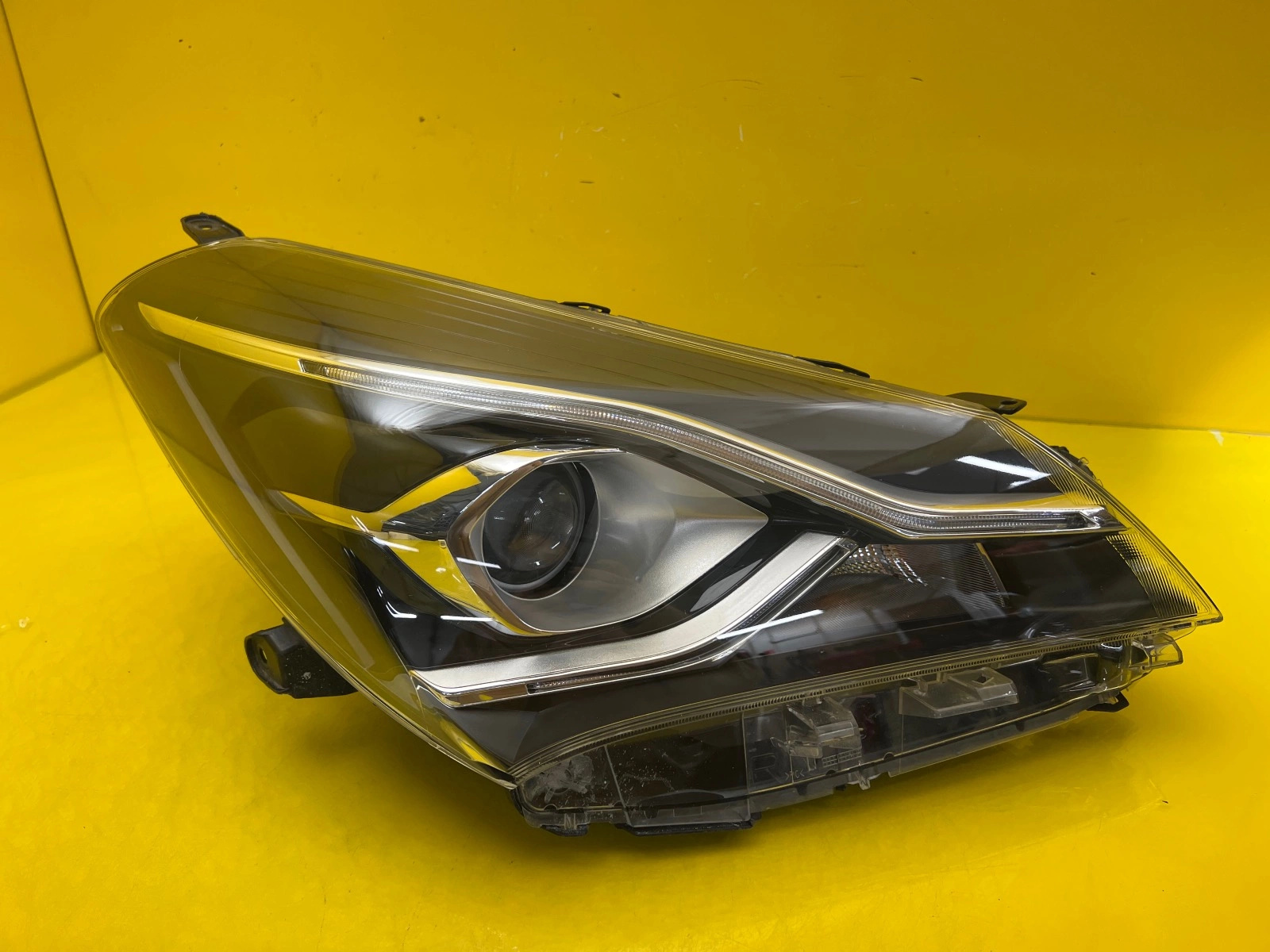 Phare droit Toyota Yaris III Lift 17-20 Lentille Led Autolamps Phare droit Toyota Yaris III Lift 17-20 Lentille Led