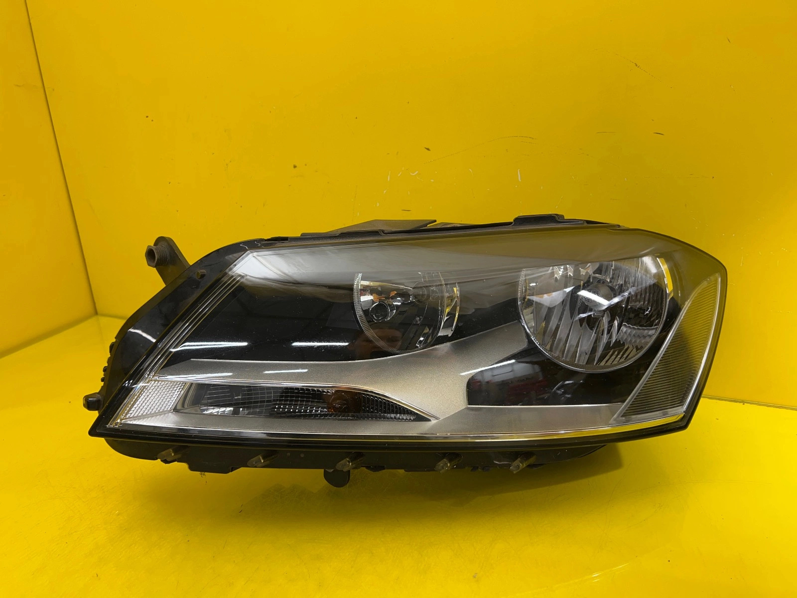 Phare gauche VW Passat B7 Normal 3AB941005 Autolamps Phare gauche VW Passat B7 Normal 3AB941005