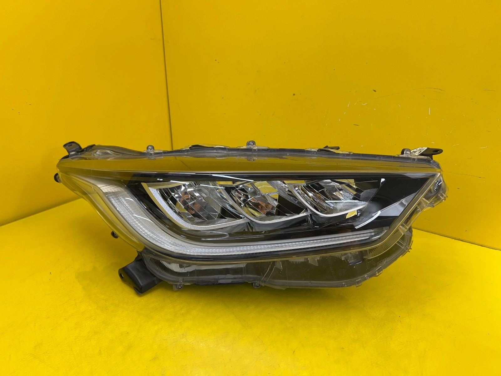 Phare droit Toyota Yaris IV 4 Full Led K0-8 Autolamps Phare droit Toyota Yaris IV 4 Full Led K0-8