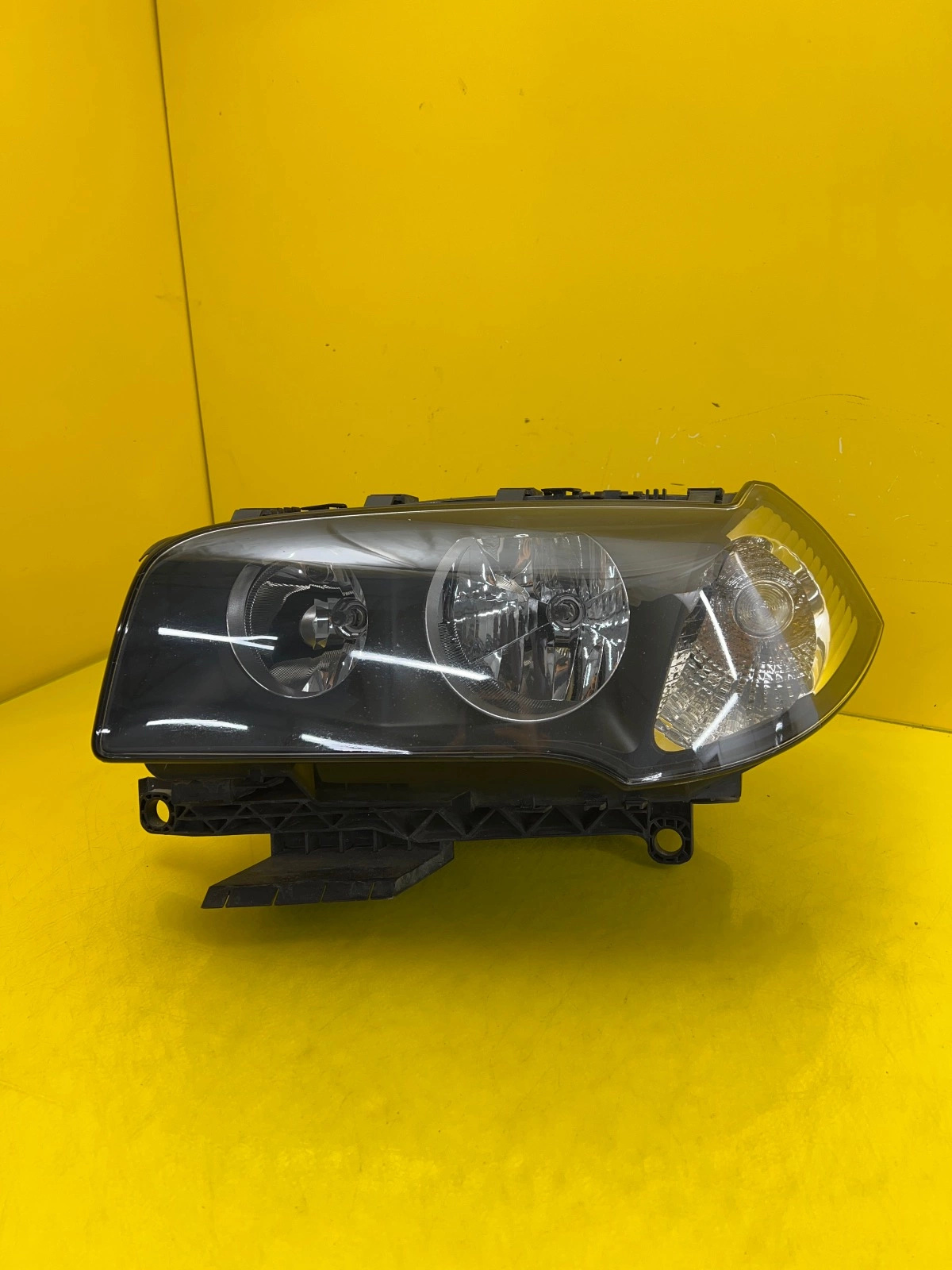 Phare gauche BMW X3 E83 03-06 Plain 6923855 Autolamps Phare gauche BMW X3 E83 03-06 Plain 6923855