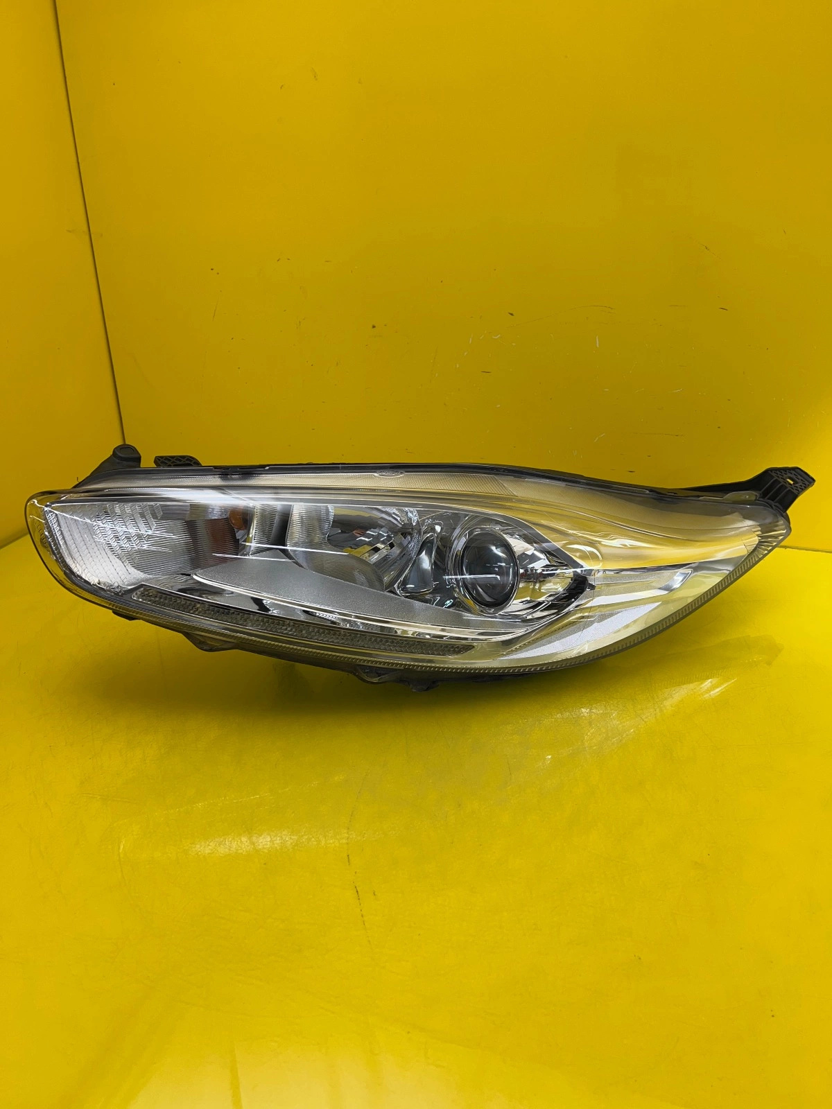 Phare avant gauche Ford Fiesta MK7 Lift C1BB-13W030-CH Autolamps Phare avant gauche Ford Fiesta MK7 Lift C1BB-13W030-CH