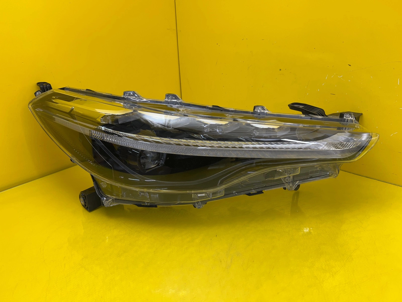 Phare avant droit Toyota Corolla Cross 23- Full Led Autolamps Phare avant droit Toyota Corolla Cross 23- Full Led