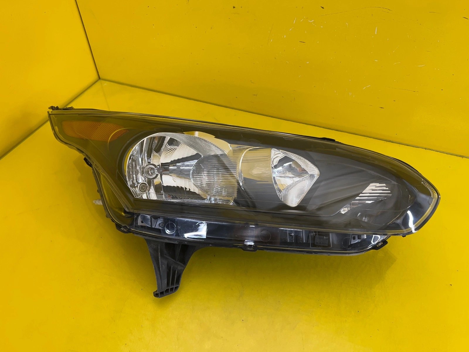 Phare avant droit Ford Transit Connect MK2 FT11-13W029-DB Autolamps Phare avant droit Ford Transit Connect MK2 FT11-13W029-DB