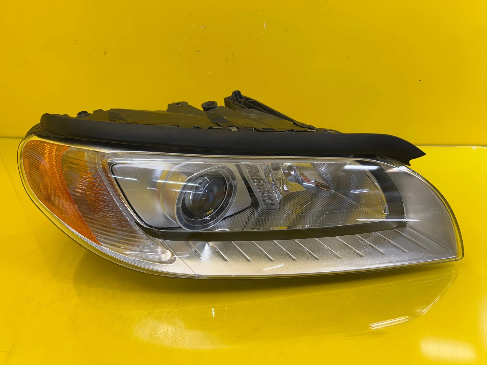 Phare droit Volvo V70 III S80 II Xenon Non orientable 31214348 Autolamps Phare droit Volvo V70 III S80 II Xenon Non orientable 31214348