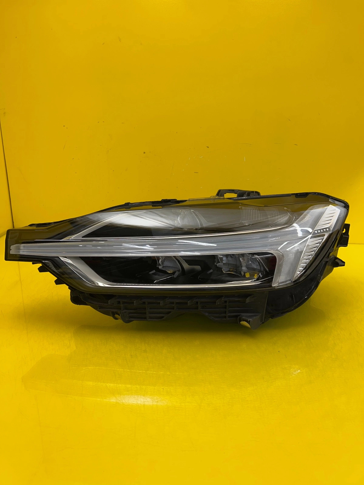 Phare gauche Volvo XC60 II 17- Full Led 31108596 Autolamps Phare gauche Volvo XC60 II 17- Full Led 31108596