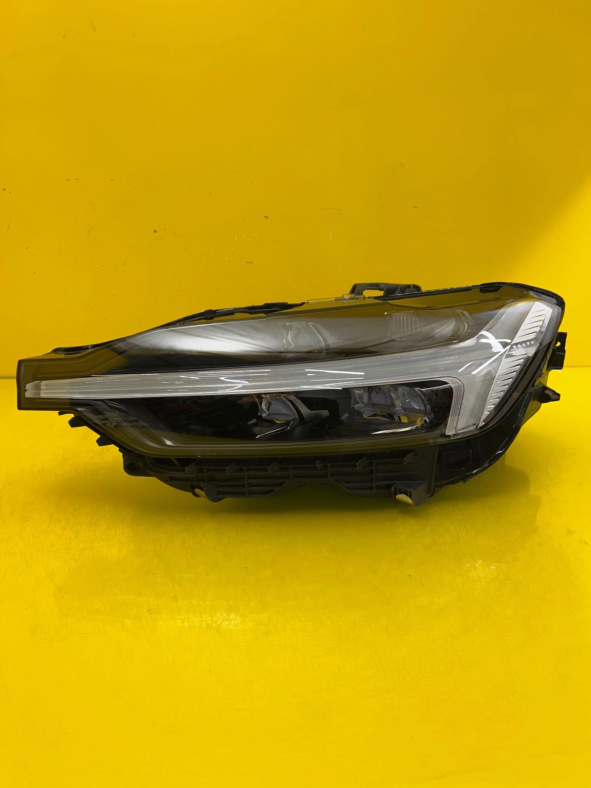 Phare gauche Volvo XC60 II Lift Full Led 32420430 Autolamps Phare gauche Volvo XC60 II Lift Full Led 32420430